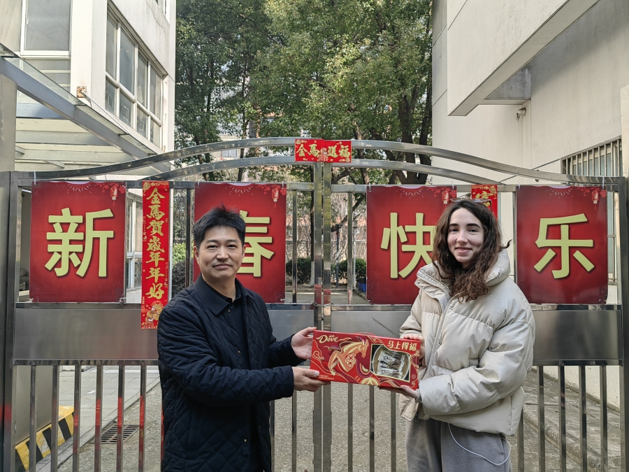 校领导春节前夕走访慰问留学生 共迎马年新春